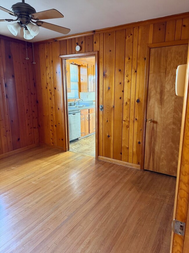 Building Photo - 4 bd 2 ba including a basement apartment in a great East Nashville location