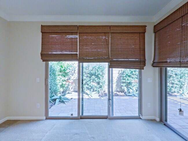 Building Photo - Desirable 3 bedroom Townhouse in the heart...