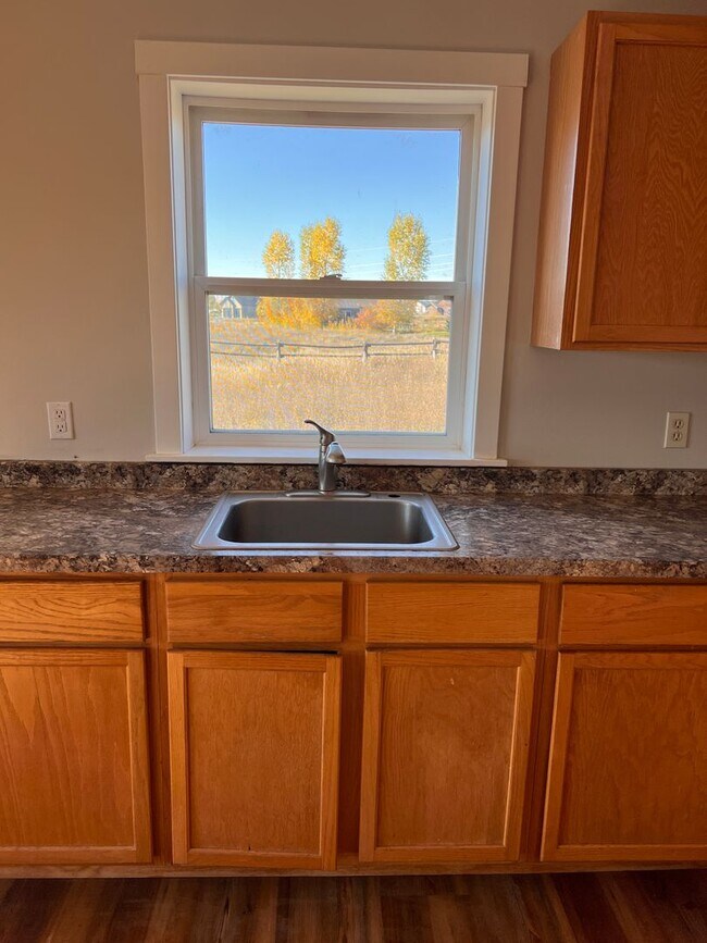 Building Photo - Mock