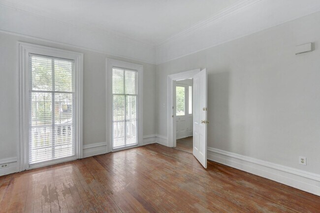 Building Photo - Large Two Bedroom Apartment - Lots of Hist...