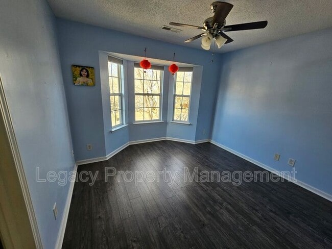 Building Photo - 1140 Briarwood Dr