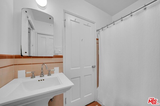 Building Photo - 7503 Willow Glen Rd