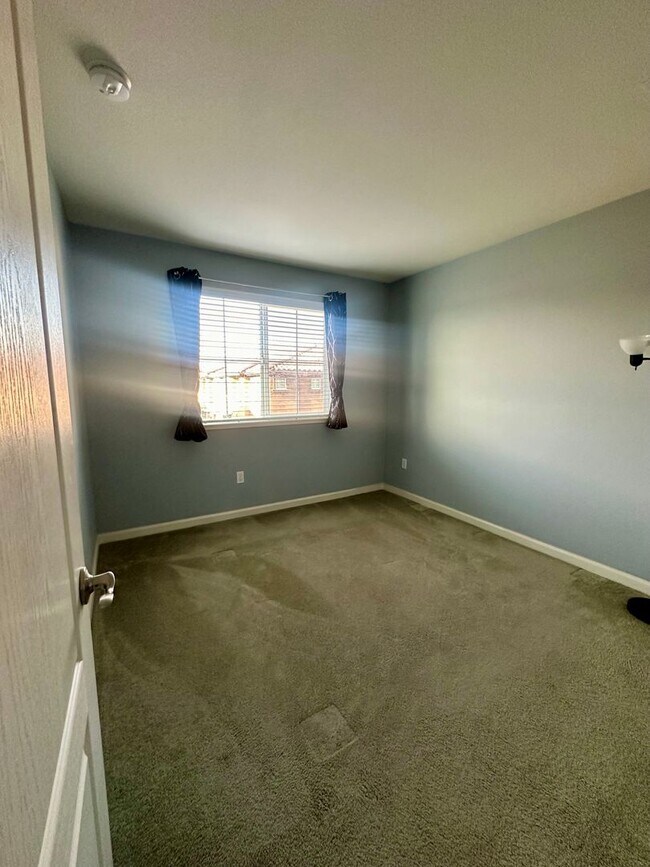 Building Photo - Lovley Blue 3 Bedroom Condo!