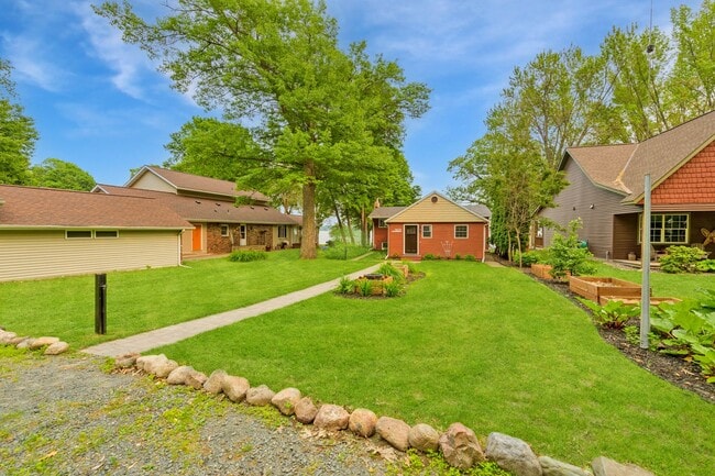 Building Photo - Rare green lake lake home for long term re...