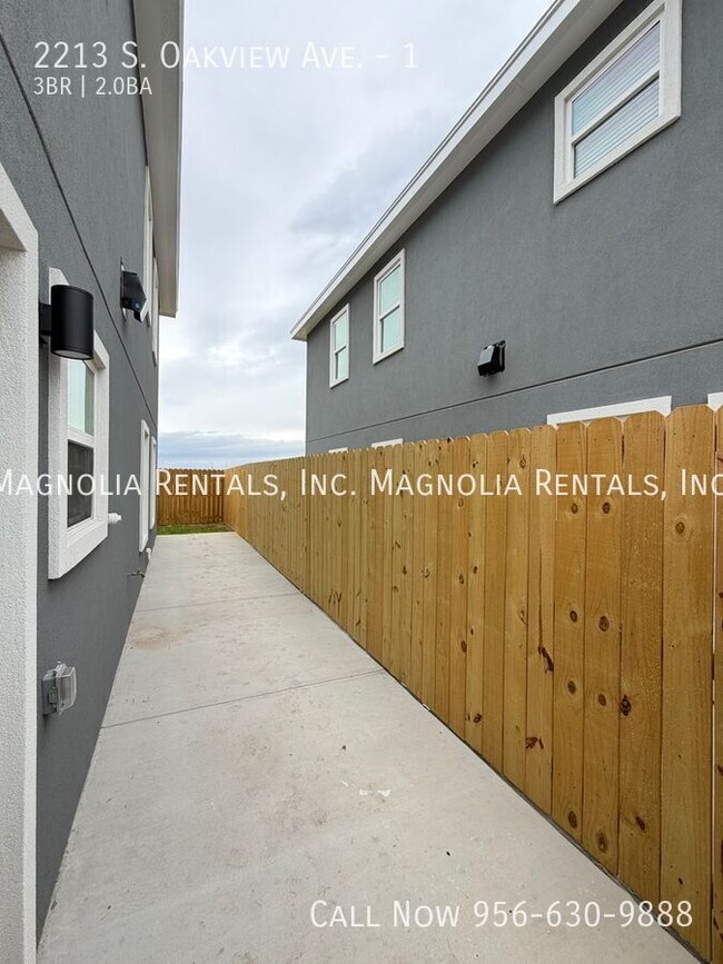 Building Photo - 2213 S Oakview Dr