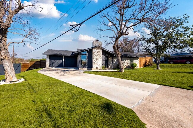 Building Photo - Gorgeous New Remodel with a Bright and Open Floorplan