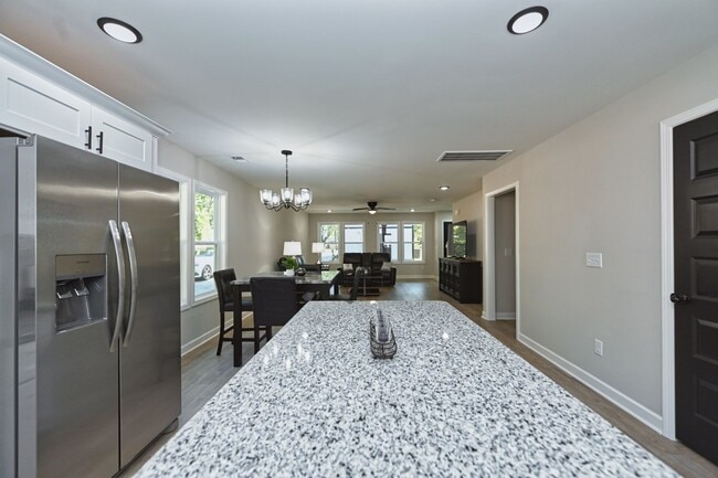 Building Photo - Like New and Move In Ready!