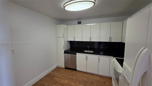 Building Photo - 18151 NE 31st Ct