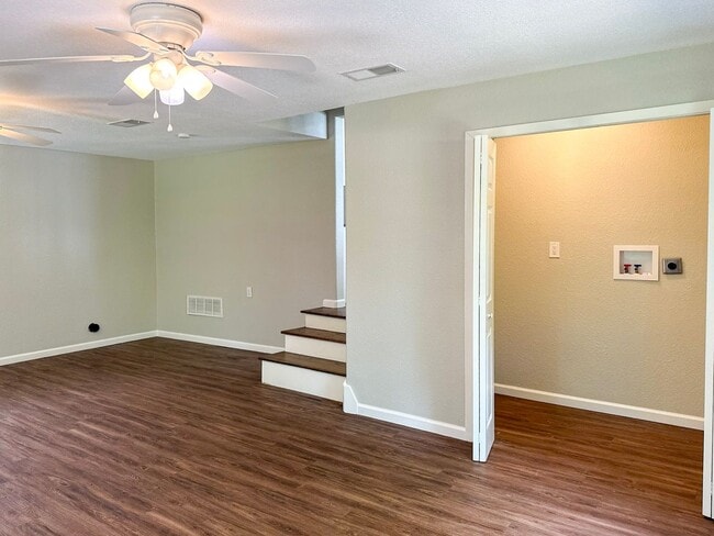 Building Photo - 4 Bedroom / 2 Bath