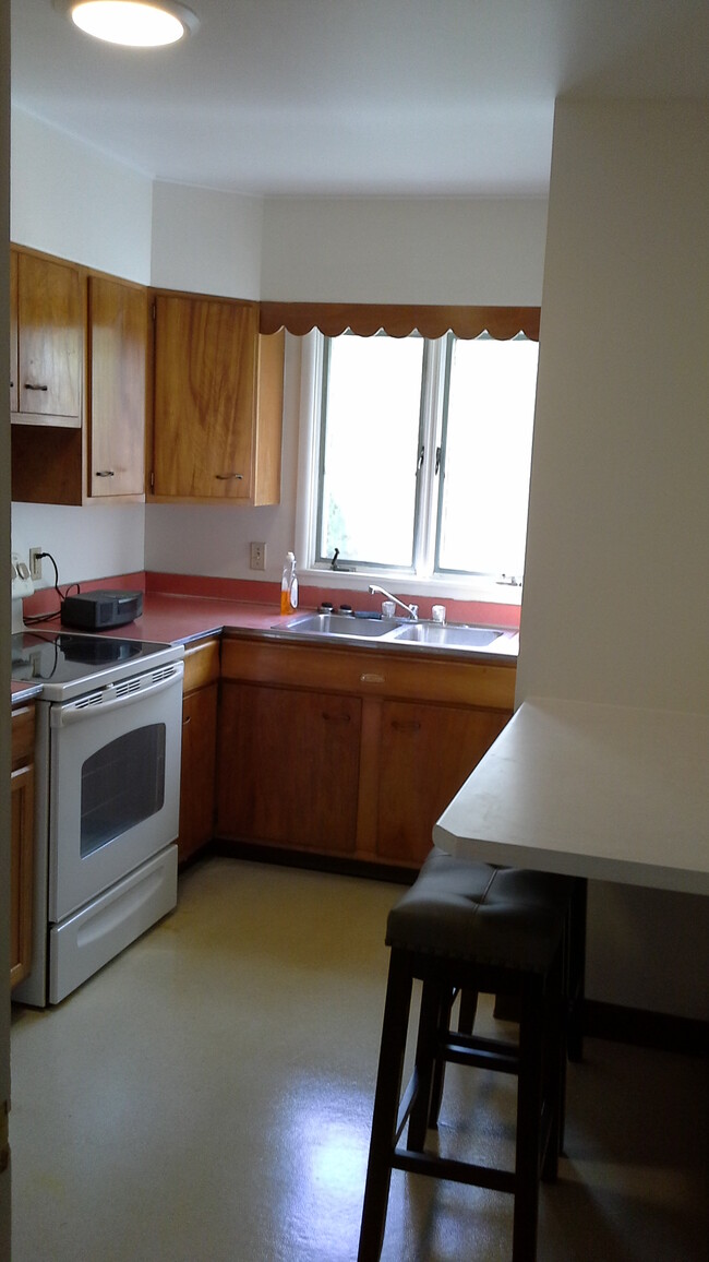 Kitchen - 927 E State St