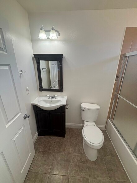 Building Photo - 1011 E 56th St