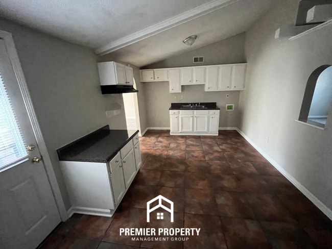 Building Photo - Charming 3BR/1.5BA in 38118 | Vaulted Ceilings, Fireplace & Formal Dining