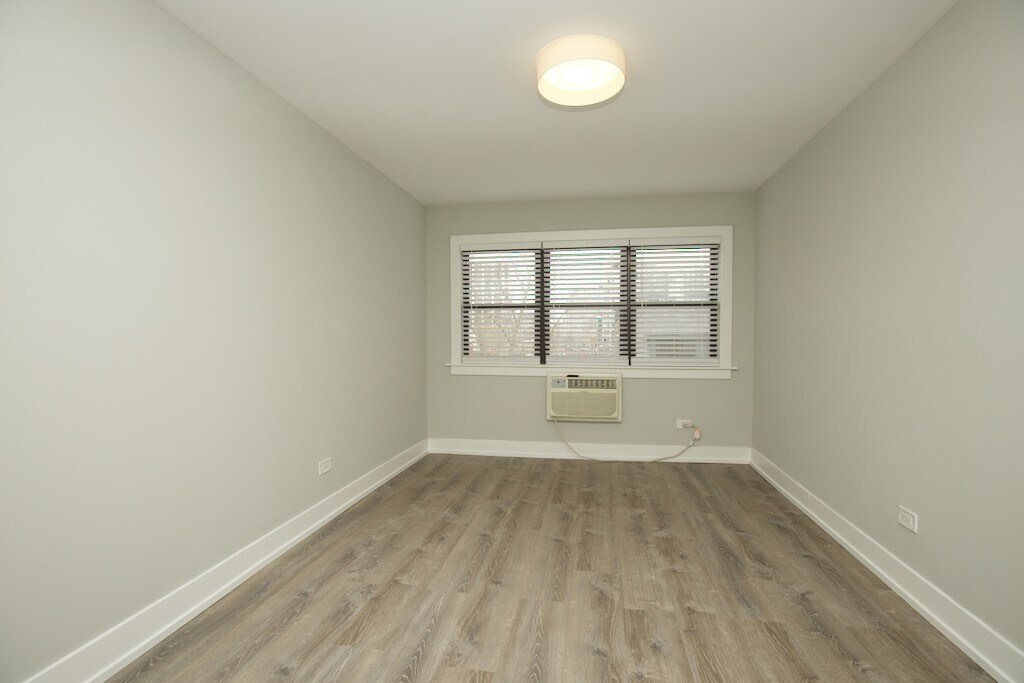 Building Photo - 450 W Barry Ave