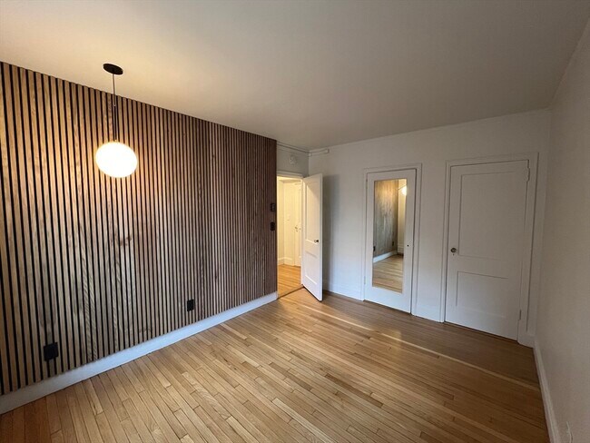 Building Photo - 988 Memorial Dr