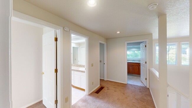 Building Photo - Prime Mountain Park Location! Minutes to D...