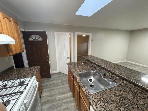 Building Photo - 342 W 10th St