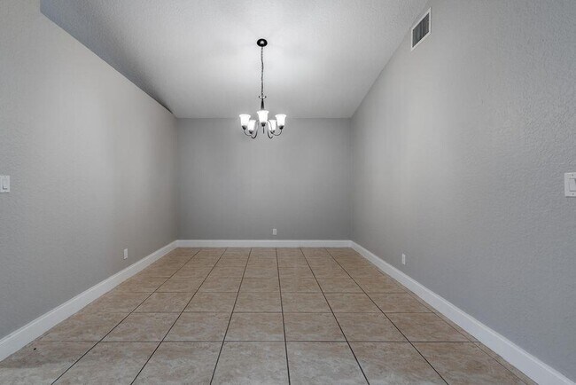 Building Photo - 1025 Staghorn St