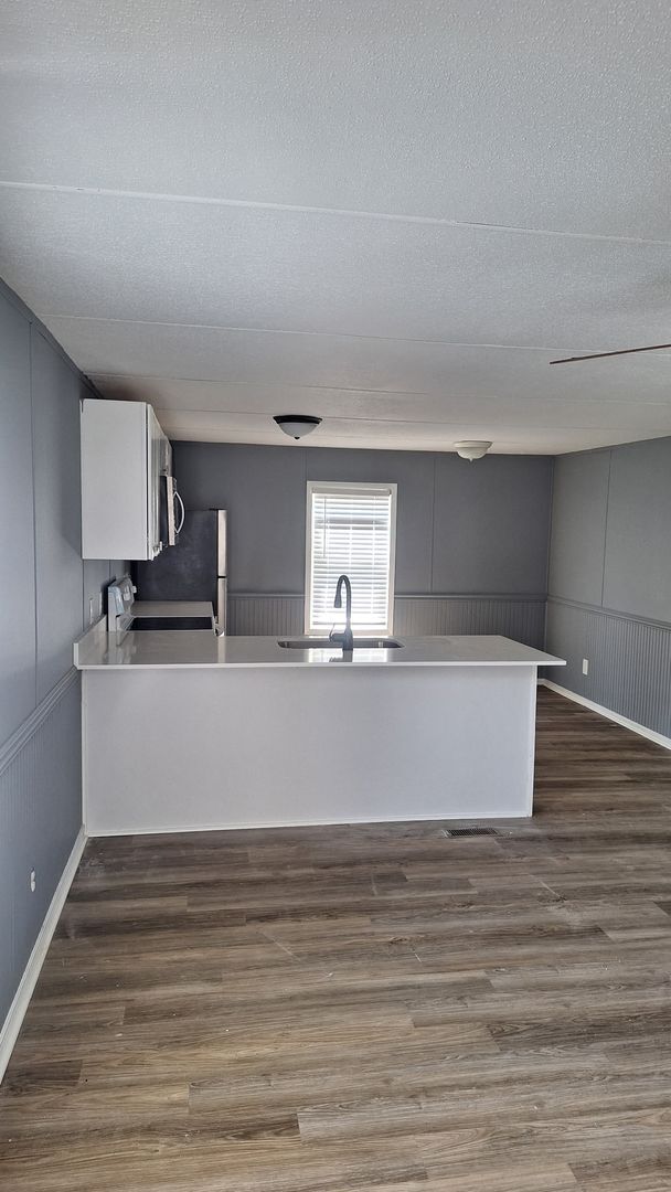 Building Photo - PCB Rental 2 BR / 1 BA - Convenient to it ...