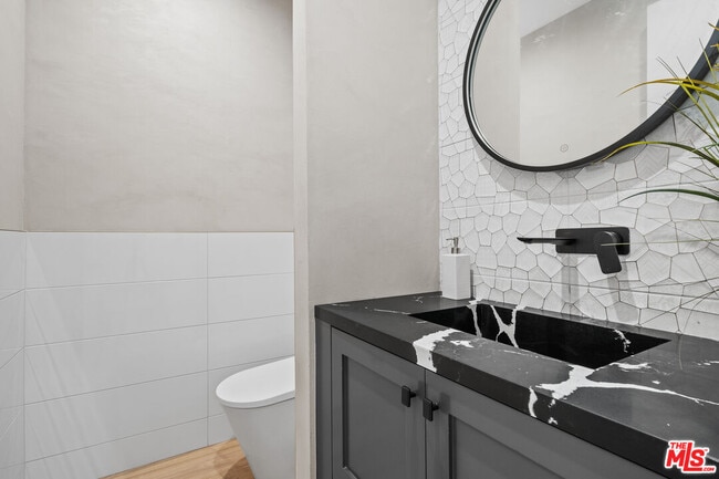 Building Photo - 4475 Mammoth Ave