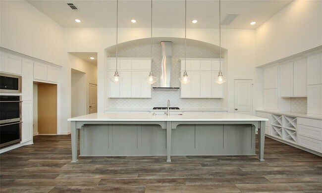 Building Photo - 23715 Fernbriar St