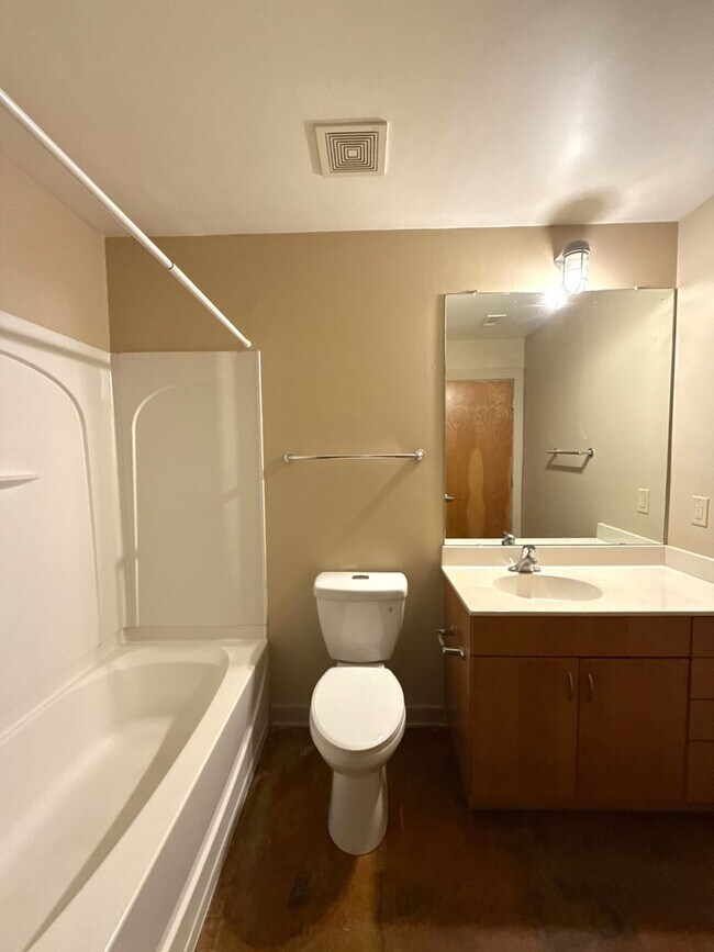 Building Photo - 626 N Graham St