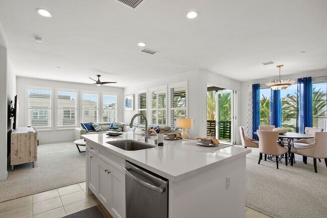 Building Photo - Luxurious Furnished Poolside Penthouse With Ocean Views!