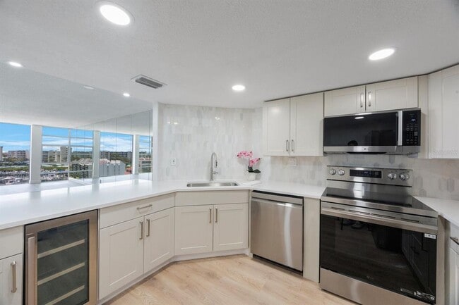 Building Photo - 7400 Sun Island Dr S