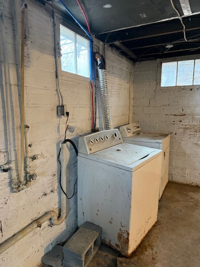 Building Photo - 3 Bedroom / 1 Bath house with Garage in Peoria