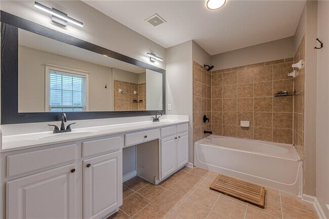 Building Photo - 300 Balaban Cir