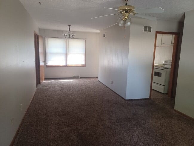 Building Photo - Spacious 3 bedroom / 1 bath home on South side