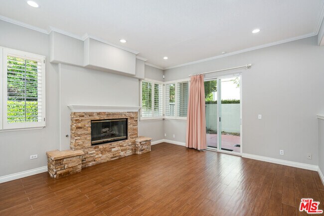 Building Photo - 5683 Hazelcrest Cir