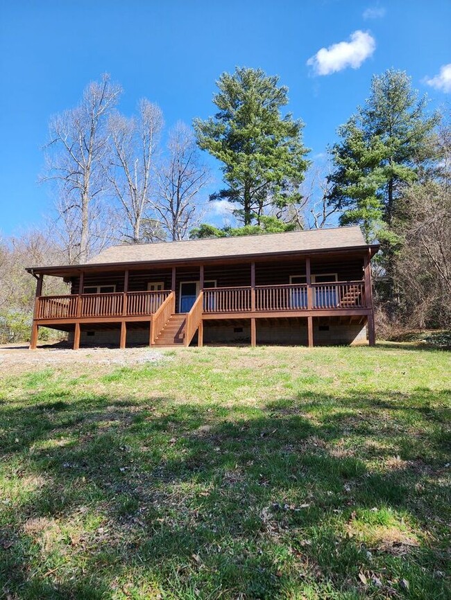 Building Photo - LOCATION! Black Mountain Log Cabin with a ...