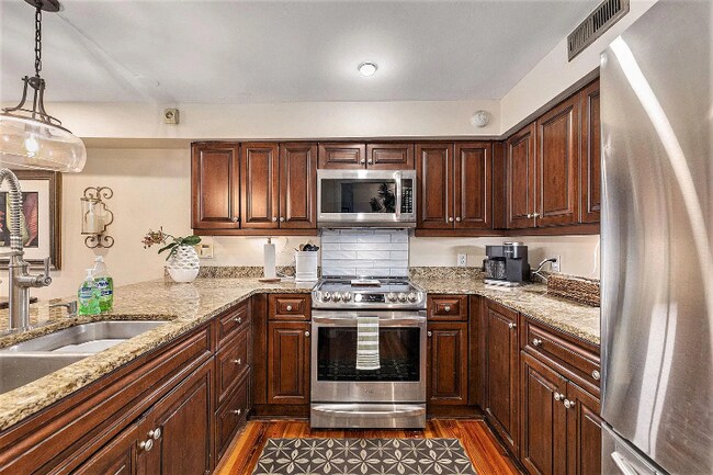 Building Photo - 157 Calhoun St