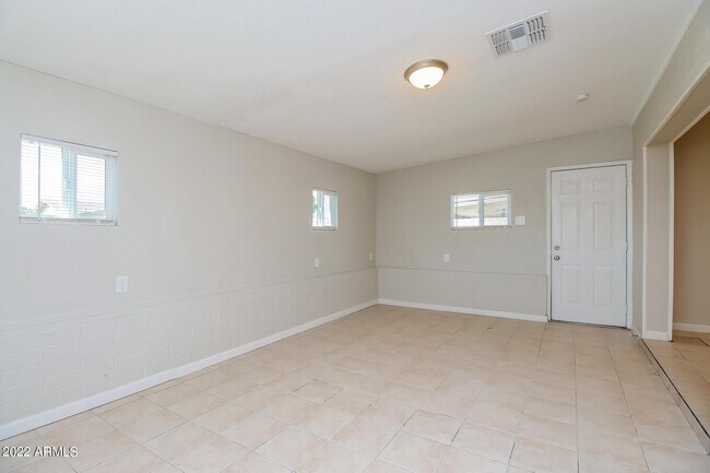 Building Photo - 4301 E Saint Catherine Ave
