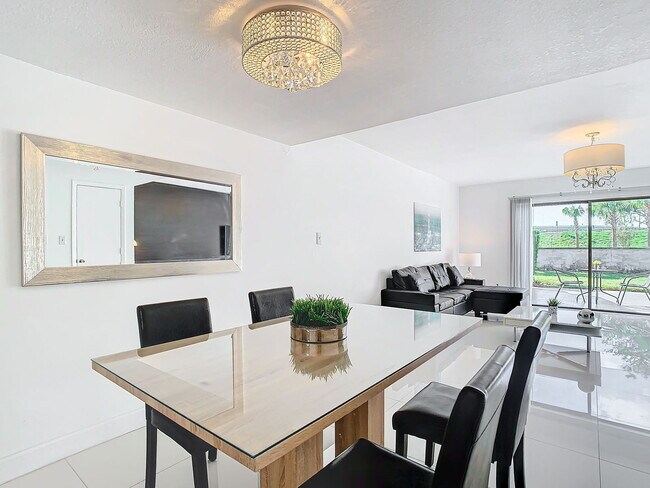 Building Photo - Vineland Road, Orlando, FL 32811 - 2 BR 2.5 BA townhouse