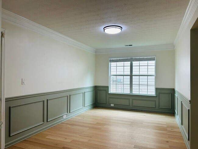 Building Photo - Beautiful 4 bedroom, 2.5 bathroom home in ...