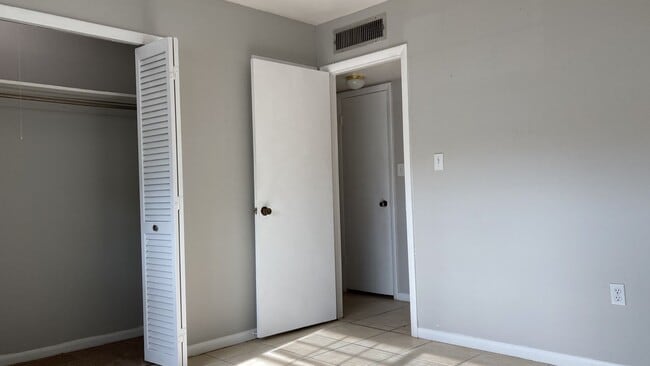 Building Photo - One Bedroom Rental in South Tampa!