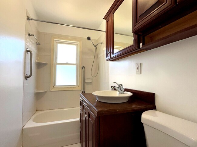 Building Photo - 732 Brooks St