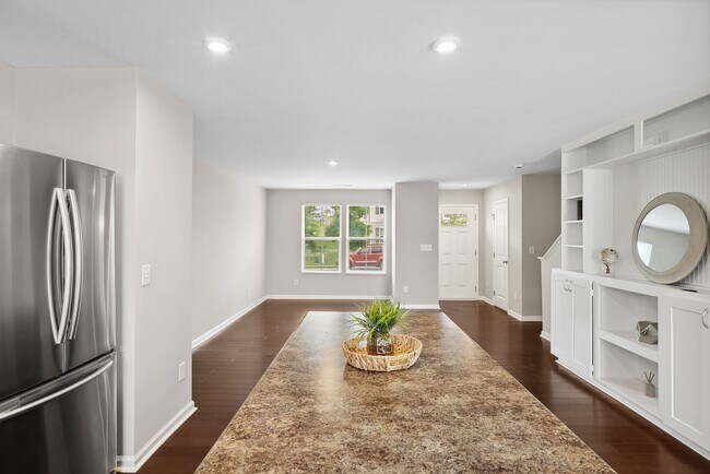 Building Photo - ?Beautifully F?resh Painted Carpetless 4-B...
