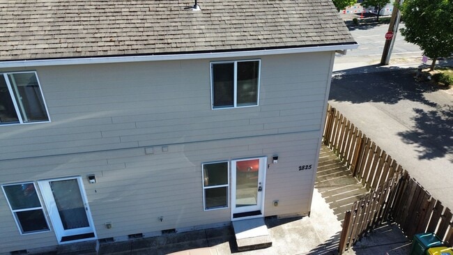 Building Photo - End unit Townhouse in Forest Grove