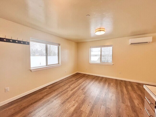 Building Photo - 1/1 Apartment in the heart of Sisters, OR!