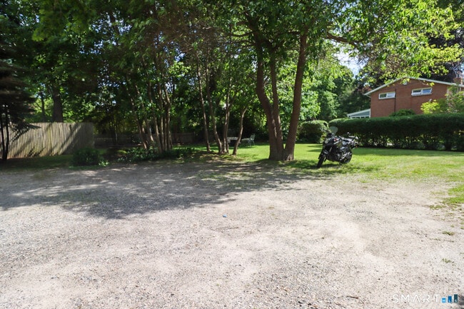 Building Photo - 883 Montauk Ave