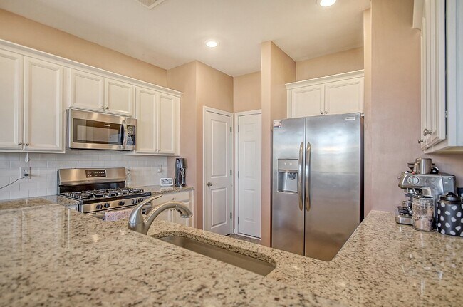 Building Photo - 838 Redbud Ln