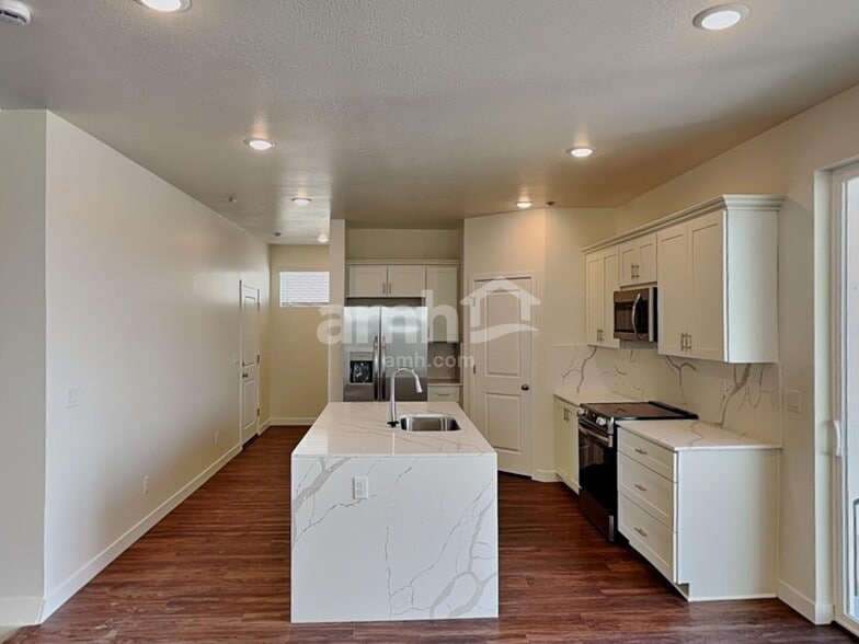 Building Photo - 1346 W Mahogany St