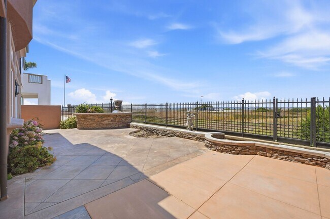 Building Photo - Luxury Coastal Living in Guard-Gated Ocean Colony