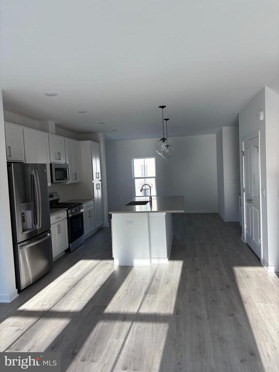 Building Photo - 55 Basswood St