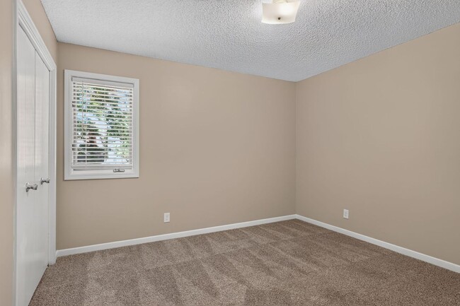 Building Photo - Renovated 3BR/2.5BA Townhome in Blue Valley Schools with Full Basement & 2-Car Garage