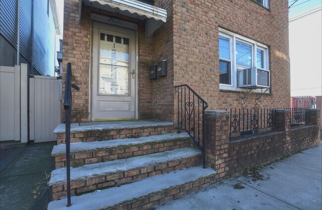Building Photo - 125 Laidlaw Ave