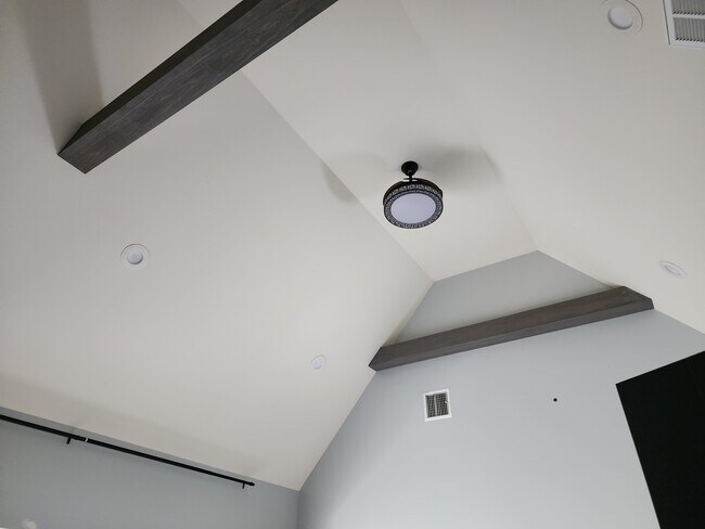 High 16ft ceilings - 16271 E 82nd St N