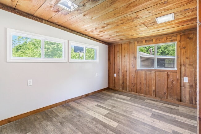 Building Photo - 5700 Ridgefield Rd